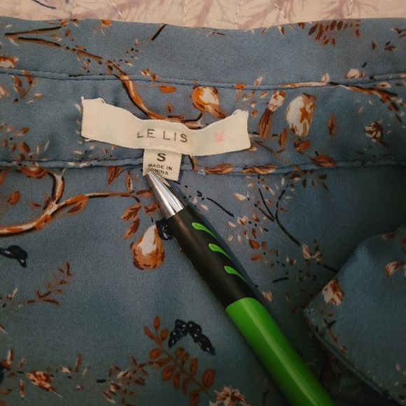 LE LIS Spring Button Down Top - Picture 5 of 7